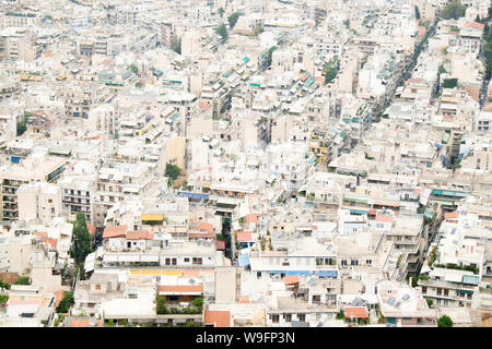 Ein Luftbild von Apartment Gebäuden mit bunten Markisen in Athen, Griechenland. Stockfoto