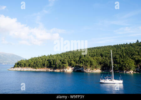 Ein Segelboot tropfen Anker in der natürlichen Hafen in der Nähe der Foki Strand in Kefalonia, Griechenland. Yachting ist ein beliebter rund um die Insel mit ihren vielen Buchten und se Stockfoto