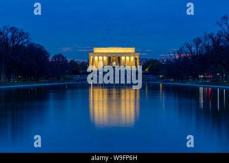 Blick auf Lincoln Memorial leuchtet in der Dämmerung, Washington, D.C., Vereinigte Staaten von Amerika, Nordamerika Stockfoto