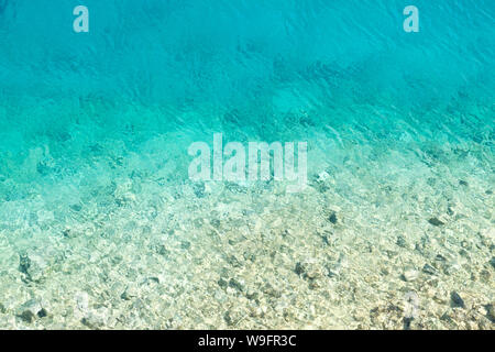 Eine Luftaufnahme des klaren Wassers und turqouise und Aqua Farben auf das Ionische Meer bei Foki Strand in Kefalonia, Griechenland gesehen. Stockfoto