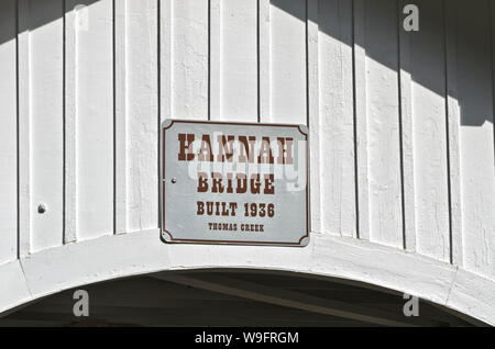 Hannah Covered Bridge in der Santiam River Valley, Linn County, Oregon. Dieses 1936 Holz Bruchband-brücke trägt noch Datenverkehr über Thomas Bach. Stockfoto