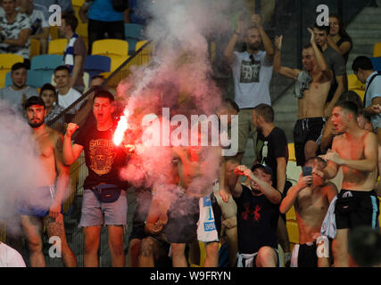 Fans von Dynamo Kiew brennen während der UEFA Champions League dritte Qualifying Runde zweite Bein Fußballspiel zwischen FC Dynamo Kiew und der Club Brugge KV, an der NSC Olimpiyskiy Stadion in Kiew, Ukraine. (Endstand; Dynamo Kiew 3:3 Club Brugge KV) Stockfoto