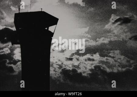 Feine schwarze und weiße Kunst Fotografie von den 1970er Jahren der Turm der alten O'Hare Airport. Stockfoto