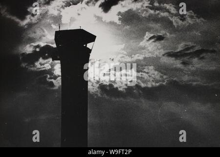 Feine schwarze und weiße Kunst Fotografie von den 1970er Jahren der Turm der alten O'Hare Airport. Stockfoto