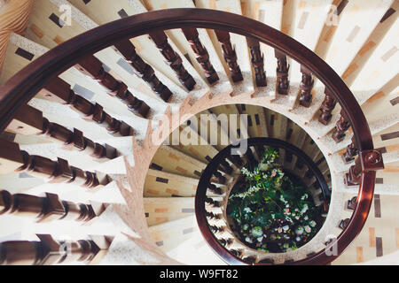 Gelbe Licht in der Mitte der Wendeltreppe. Stockfoto