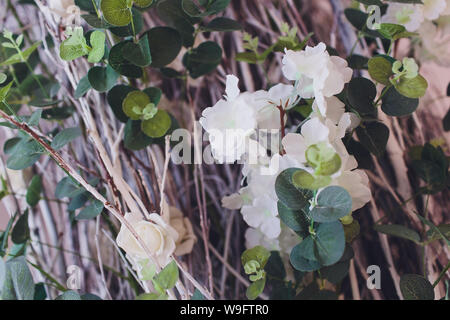 Kunststoff floralen Bouquet aus verschiedenen Blumen künstlich. Stockfoto