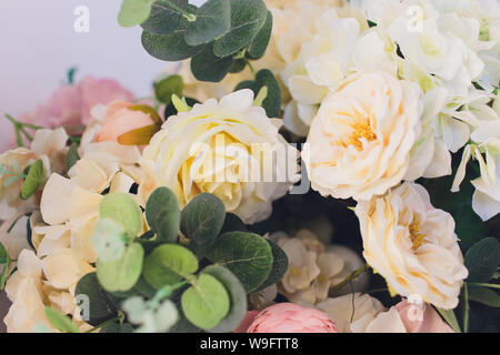 Kunststoff floralen Bouquet aus verschiedenen Blumen künstlich. Stockfoto