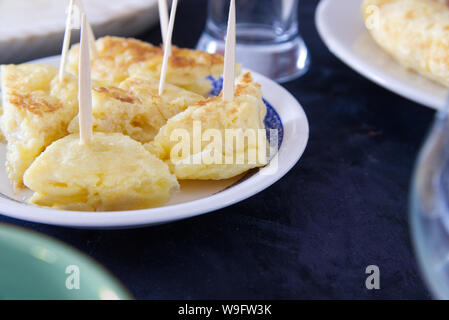 Tortilla de patatas typisch spanisches Omelette mit Kartoffeln als Tapas mit Zahnstocher serviert. Küche Reisen mit leere Raum für Editor's Text. Stockfoto