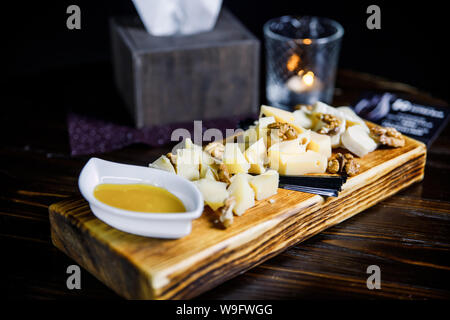 Käseplatte mit verschiedenen Käsesorten, Nüsse. styled Käse Auswahl Auswahl auf Holz. Stockfoto