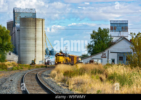 Washington, Palouse Region Rosalia, Getreidesilos, diesel Zug Lokomotive Stockfoto