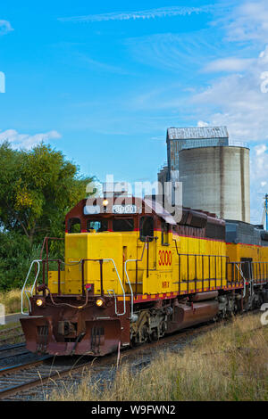 Washington, Palouse Region Rosalia, diesel Zug Lokomotive, Getreidesilos Stockfoto