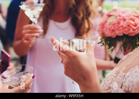 Anstoßen mit Alkohol und Toasten, Party. Herzlichen Glückwunsch an die Veranstaltung. Fröhliche Party mit Freunden. Stockfoto