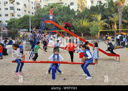 (190813) - GAZA, Aug 13, 2019 (Xinhua) - Palästinensische Kinder spielen in einem Park während des Eid al-Adha, hat keine bestimmte Zeitdauer und Urlaub in Gaza Stadt, am 12.08.13., 2019. (Str/Xinhua) Stockfoto