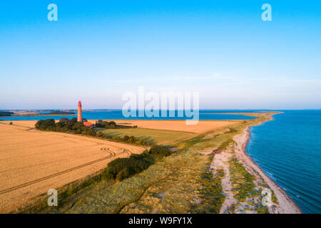 Der Leuchtturm Flügge Fluegge (Deutsch) wie der Himmel an einem sonnigen Tag gesehen. Es war von 1914 bis 1915 errichten. Stockfoto