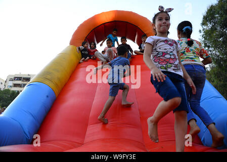 (190813) - GAZA, Aug 13, 2019 (Xinhua) - Palästinensische Kinder spielen in einem Park während des Eid al-Adha, hat keine bestimmte Zeitdauer und Urlaub in Gaza Stadt, am 12.08.13., 2019. (Str/Xinhua) Stockfoto