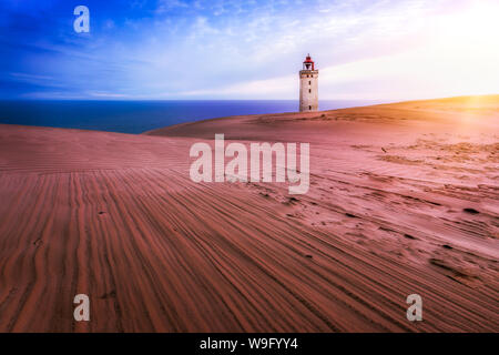 Der Leuchtturm Rubjerg Knude in Dänemark bei Sonnenaufgang Stockfoto