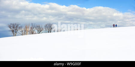 Panorama von einem älteren Paar einen schneegrat abgedeckt Stockfoto