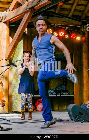 Dominic desrochers von Bon Débarras, traditionelle Quebecois Musiker, Step Tanz in Canmore Folk Music Festival, Canmore, Alberta, Kanada Stockfoto