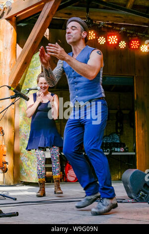 Dominic desrochers von Bon Débarras, traditionelle Quebecois Musiker, Step Tanz in Canmore Folk Music Festival, Canmore, Alberta, Kanada Stockfoto