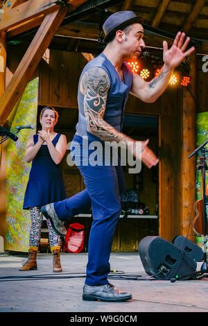 Dominic desrochers von Bon Débarras, traditionelle Quebecois Musiker, Step Tanz in Canmore Folk Music Festival, Canmore, Alberta, Kanada Stockfoto