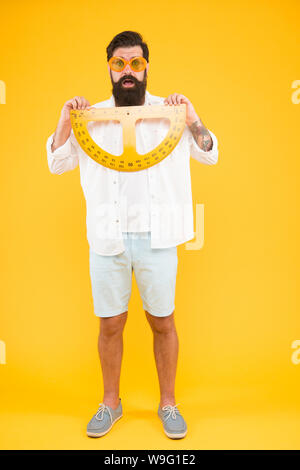 Bart Form beizubehalten. Bärtige Nerd mit Winkelmesser. Erkunden Sie Eigenschaften der Winkelmesser. Brutale hipster halten Winkelmesser für Mathe Lektion. Schüler mit Messgerät. Friseur friseur. Stockfoto