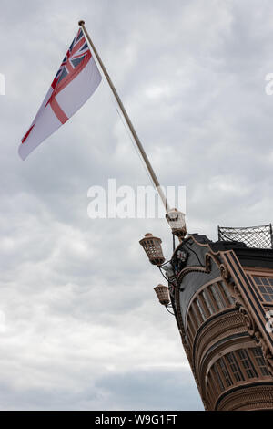 Die White Ensign fliegen über dem Stern der HMS Victory, Lord Nelsons Flaggschiff aus der Schlacht von Trafalgar Stockfoto