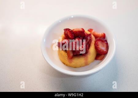 In Scheiben geschnittene Erdbeeren auf einem Schwamm Kuchen oder Strawberry Shortcake, ohne Sahne für die Laktose-intoleranten Menschen. USA. Stockfoto