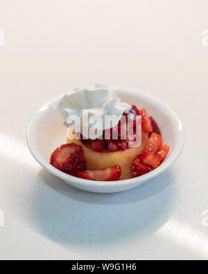 Erdbeeren auf Schwamm Kuchen mit Schlagsahne. Strawberry Shortcake. USA. Stockfoto