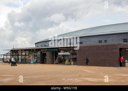 Das Äußere der Mary Rose Museum in Portsmouth Historic Dockyard entfernt Stockfoto