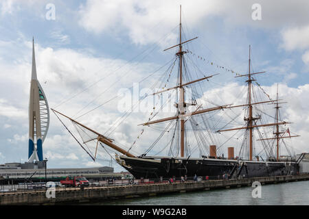 Die Spinnaker Tower und HMS Warrior Seite an Seite in Portsmouth Dockyard Stockfoto