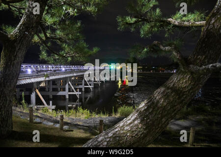 Nacht Blick auf traditionelle hölzerne Brücke nach Arashiyama, Kyoto, Japan Stockfoto