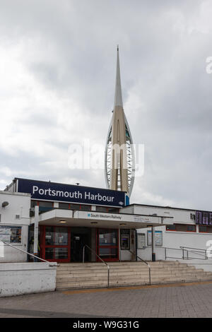 Der Bahnhof Portsmouth Harbour mit dem Spinnaker Tower hinter sich Stockfoto