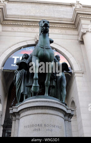 New York City, New York, USA. 11 Aug, 2019. Foto: Schwarz Leben Angelegenheit Aktivist angehalten die Reiterstatue von Theodore Roosevelt, der als 26. Präsident der Vereinigten Staaten im Amerikanischen Museum für Naturgeschichte am 11 Aug, 2019 serviert, während der Schwarzen Leben Materie (BLM) von New York Rally und März. Die reiterstatue zeigt Theodore Roosevelt auf dem Pferd. Zu beiden Seiten von ihm sind ein Indianer und ein afrikanischer Amerikaner. Credit: G. Ronald Lopez/ZUMA Draht/Alamy leben Nachrichten Stockfoto