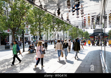 Leute, Shopping in der Oxford Street London UK Stockfoto