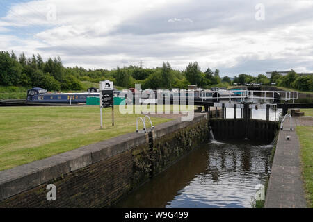 Kanalboote, die am Tinsley Lock auf dem Sheffield Canal Waterway England, britische Wasserstraßen, Kanalschleuse festgemacht sind Stockfoto