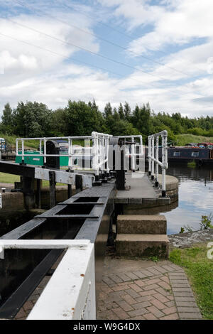 Tinsley-Schleusen auf dem Sheffield Canal Waterway, England, Großbritannien, britische Wasserstraßen, Kanalschleuse Stockfoto