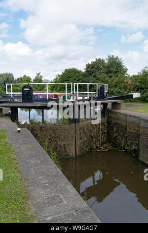 Tinsley-Schleusen auf dem Sheffield Canal Waterway, England, Großbritannien, Kanalschleuse, britische Wasserstraßen Stockfoto