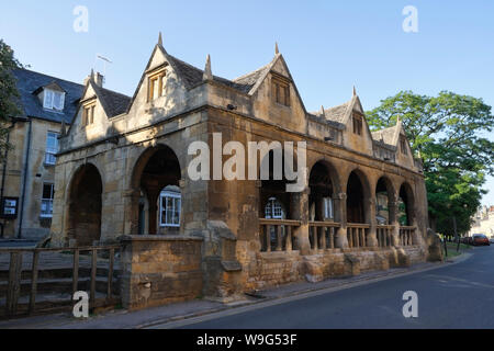 Chipping Campden Market Hall in Gloucestershire England Großbritannien, Klasse I, denkmalgeschützte Gebäudearchitektur English cotswold Town High Street. Stockfoto