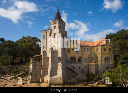 Die eklektische Architektur von Condes de Castro Guimaraes Musem, früher bekannt als der Torre de S. Sebastião (Saint Sebastian Tower) in Cascais, Portugal Stockfoto