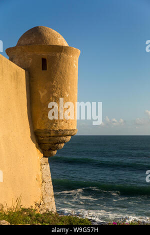 Gelber steingewölbter Wehrturm und Mauer des Forts von São Jorges aus dem 17. Jahrhundert in Oitavos (Forte de São Jorge de Oitavos), Cascais, Portugal. Stockfoto