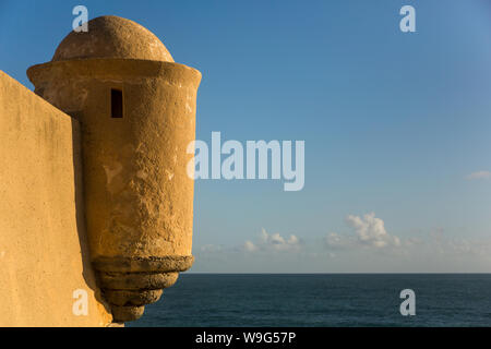 Gelber steingewölbter Wehrturm und Mauer des Forts von São Jorges aus dem 17. Jahrhundert in Oitavos (Forte de São Jorge de Oitavos), Cascais, Portugal. Stockfoto