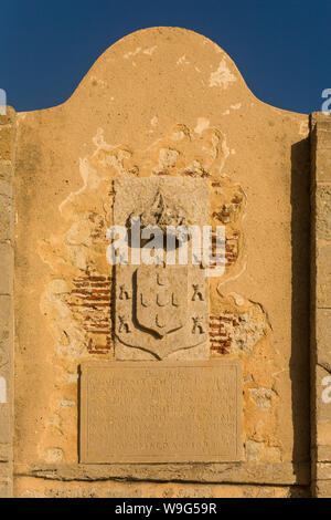 Wappen in gelber Steinmauer über dem Haupttor des Forts von São Jorges aus dem 17. Jahrhundert bei Oitavos (Forte de São Jorge de Oitavos), Cascais, Portugal Stockfoto