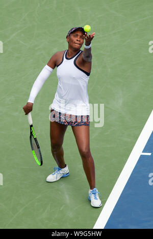 Cincinnati, OH, USA. 13 Aug, 2019. Westliche und Südliche Open Tennis, Cincinnati, OH, August 10-19, 2019. Venus Williams serviert eine Kugel gegen Kiki Bertens während der Westlichen und Südlichen Open Tennis Turnier in Cincinnati, OH gespielt. Williams gewann 6-3 3-6 7-3. August 13, 2019. Foto von Wally Nell/ZUMAPress Credit: Wally Nell/ZUMA Draht/Alamy leben Nachrichten Stockfoto