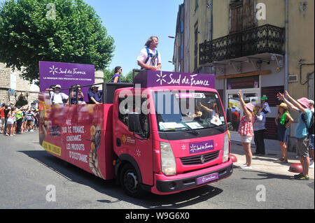 Durchgang einer Werbung Auto von Süden von Frankreich in die Karawane der Tour de France in Anduze Stockfoto