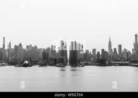 New York City Midtown Manhattan Skyline panorama Blick vom Boulevard East alte Herrlichkeit Park über den Hudson River auf einem nebligen Morgen. Schwarz-weiß-Bild. Stockfoto