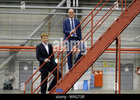 Schkeuditz, Deutschland. 13 Aug, 2019. Götz Ahmelmann (l), Vorstand der Mitteldeutschen Flughafen AG, und Matthias Haß (CDU), Minister für Finanzen des Freistaates Sachsen, stehen auf einem Gangway am Flughafen Leipzig-Halle. Flughafen Leipzig/Halle weiter zu wachsen. Credit: Sebastian Willnow/dpa-Zentralbild/dpa/Alamy leben Nachrichten Stockfoto