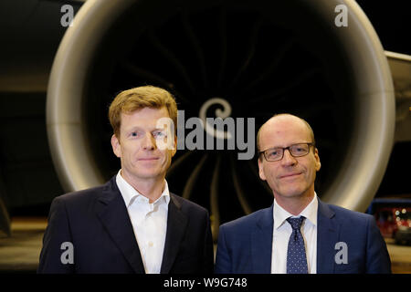 Schkeuditz, Deutschland. 13 Aug, 2019. Götz Ahmelmann (l), Vorstand der Mitteldeutschen Flughafen AG, und Matthias Haß (CDU), Minister für Finanzen des Freistaates Sachsen, stehen vor einem Flugzeug Motor am Flughafen Leipzig-Halle. Flughafen Leipzig/Halle weiter zu wachsen. Credit: Sebastian Willnow/dpa-Zentralbild/dpa/Alamy leben Nachrichten Stockfoto