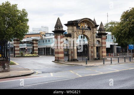 Das Haupttor zu HMS Nelson in der Queen Street Portsmouth a Royal Navy ufer Einrichtung Stockfoto