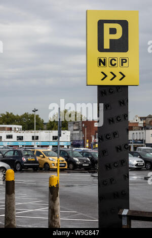 Ein NCP Parkplatz Schild und Autos im Hintergrund geparkt Stockfoto