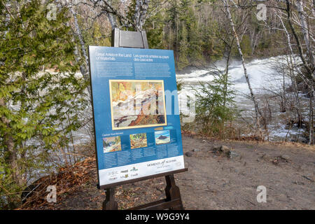 Ein Schild an den Chippewa Falls, das die Arbeit der Gruppe der sieben Künstler feiert, die im Norden von Ontario, Kanada, A.Y Jacksons Gemälde auf Einem Easel gemalt haben Stockfoto